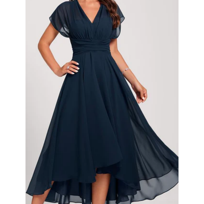 Thessalonia – Elegant chiffon-midikjole med V-udskæring og high-low-kant