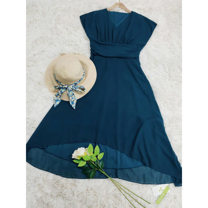 Thessalonia – Elegant chiffon-midikjole med V-udskæring og high-low-kant