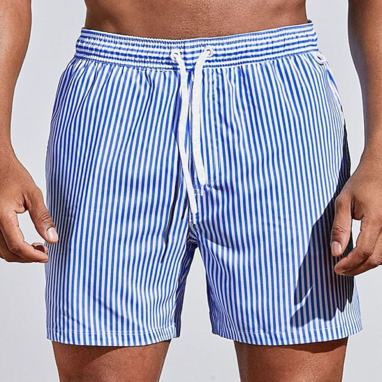 Stribede herrebadeshorts – Salviegrøn og hvid med snørelukning