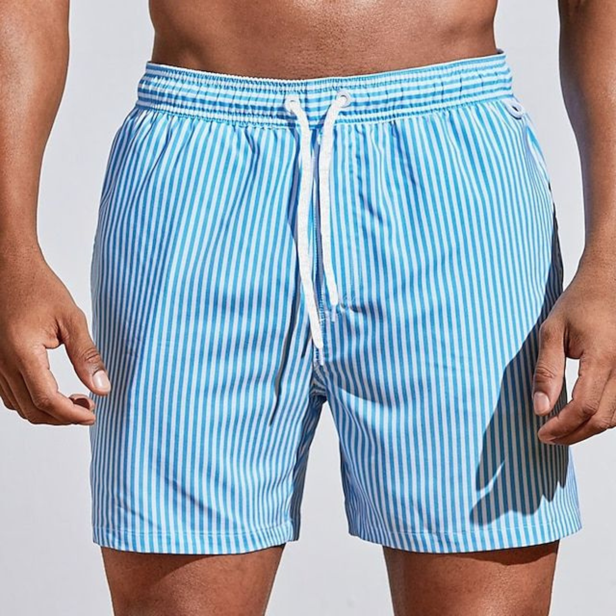 Stribede herrebadeshorts – Salviegrøn og hvid med snørelukning