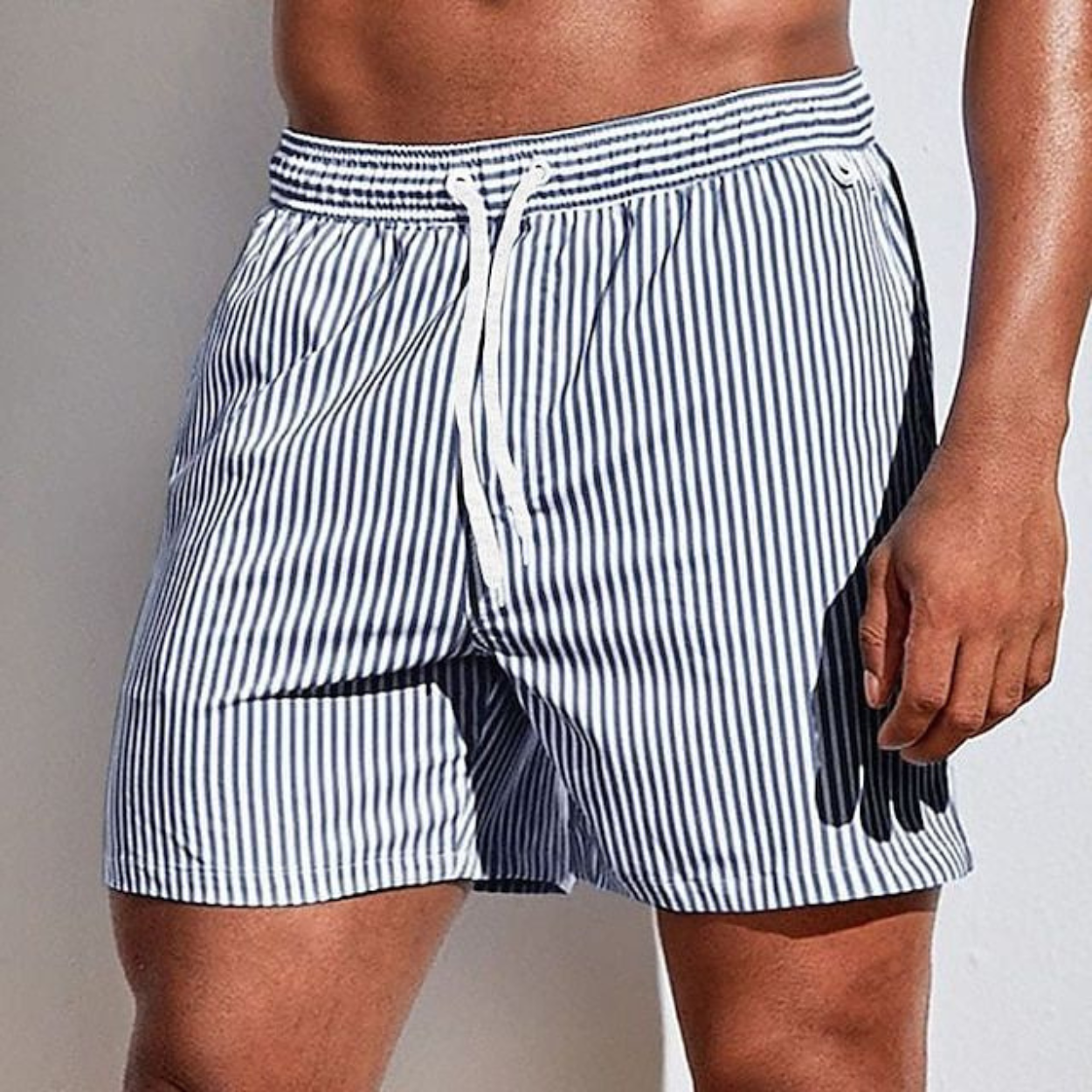 Stribede herrebadeshorts – Salviegrøn og hvid med snørelukning