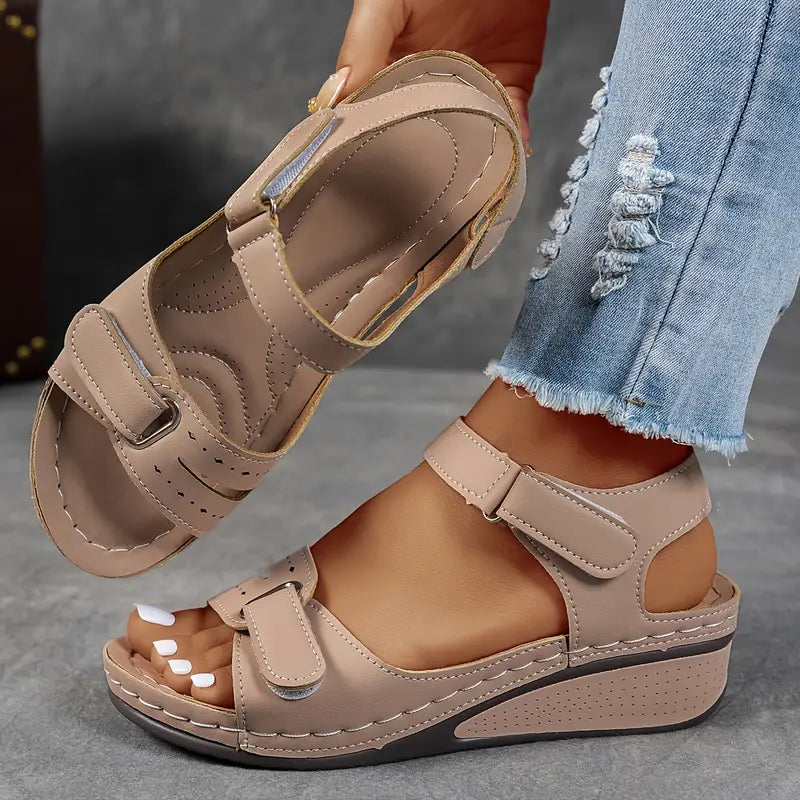 Damesandaler med velcro – Plateau-kile og polstret sål