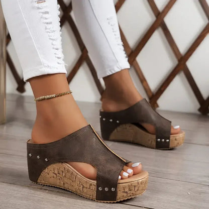 Momount platform kile-sandaler dame – sort kork med peep-toe, mule og nittedetaljer