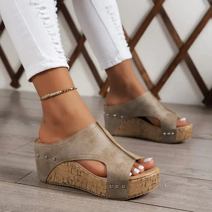 Momount platform kile-sandaler dame – sort kork med peep-toe, mule og nittedetaljer