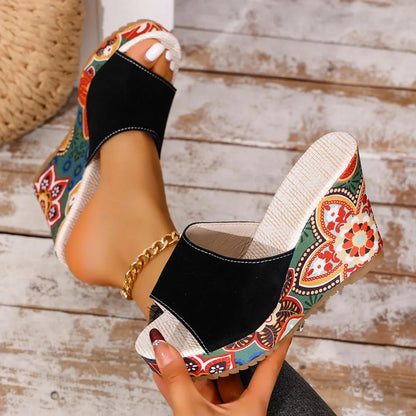 Momount kile-sandaler dame – ruskind med blomstret print, platform og slide i boho-stil