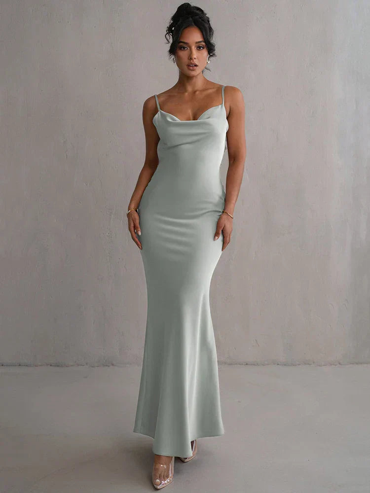 Serenity – Elegant satin bodycon-maxikjole med vandfaldsudskæring