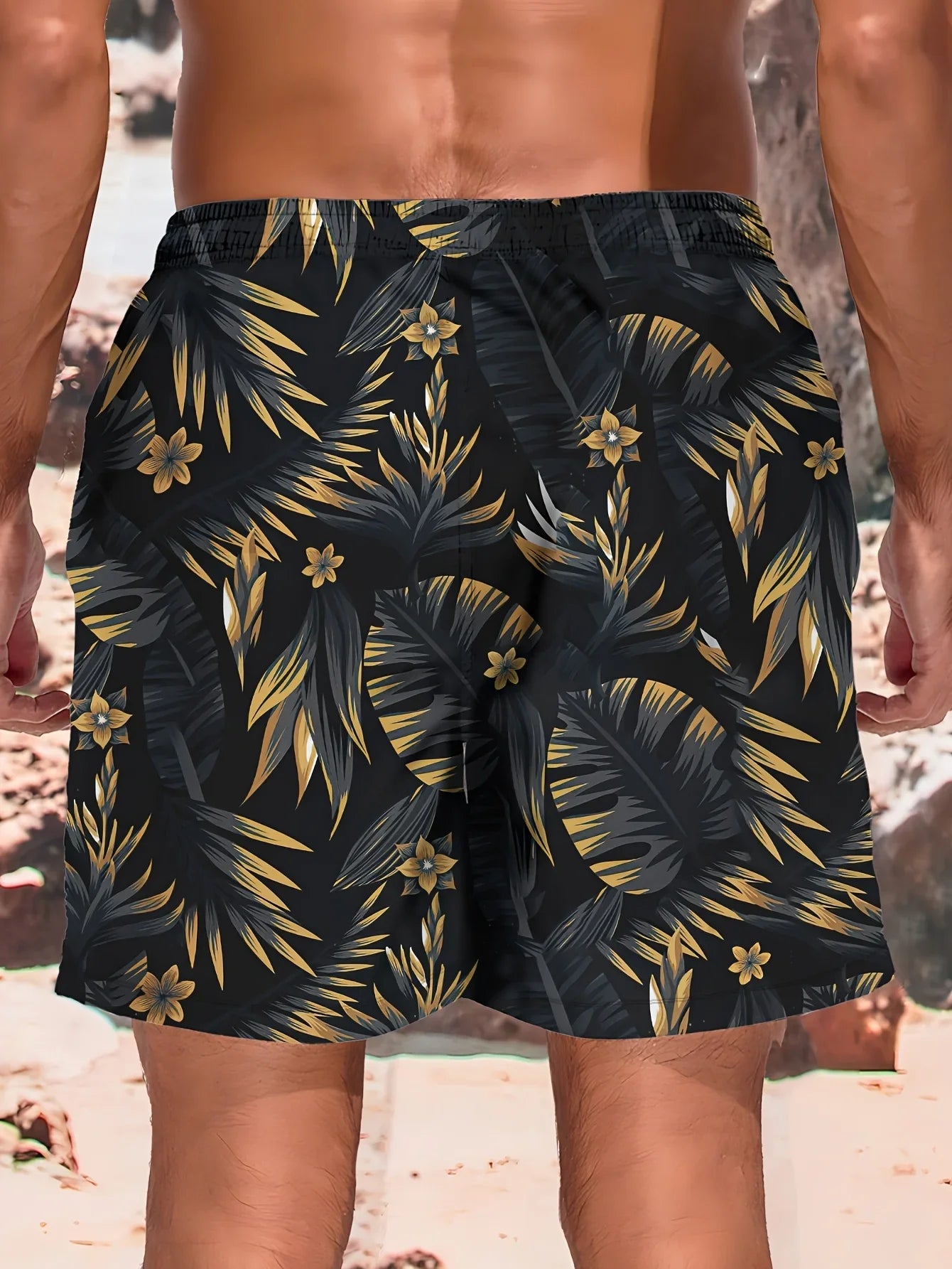 Herrebadeshorts med tropisk print – Sort med guldfarvede palmeblade