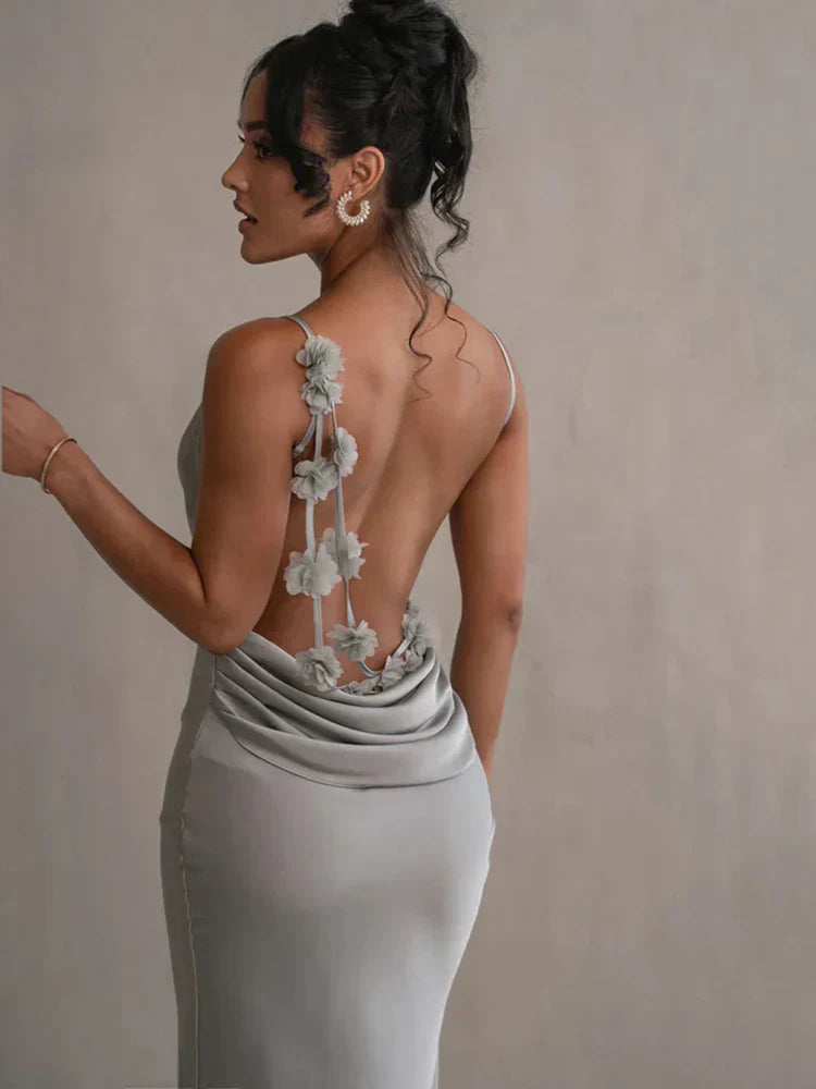 Serenity – Elegant satin bodycon-maxikjole med vandfaldsudskæring