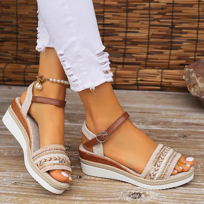 Damesandaler med kile – Flettet design og slingback til sommer