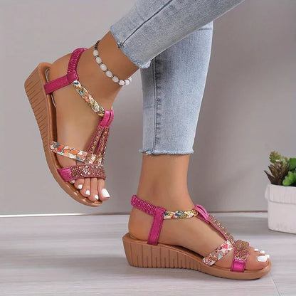Momount kile-sandaler dame – fuchsia med blomster, rhinsten og flettede stropper i boho-stil