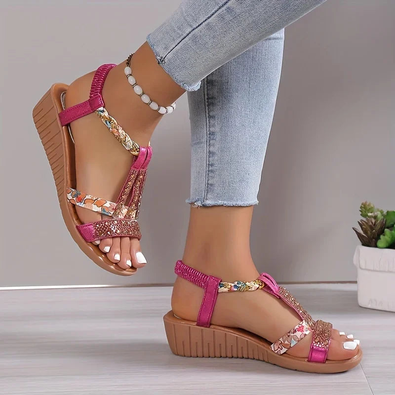 Momount kile-sandaler dame – fuchsia med blomster, rhinsten og flettede stropper i boho-stil