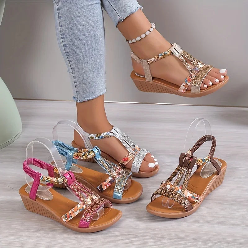 Momount kile-sandaler dame – fuchsia med blomster, rhinsten og flettede stropper i boho-stil