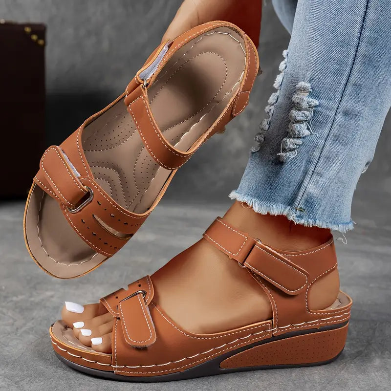 Damesandaler med velcro – Plateau-kile og polstret sål