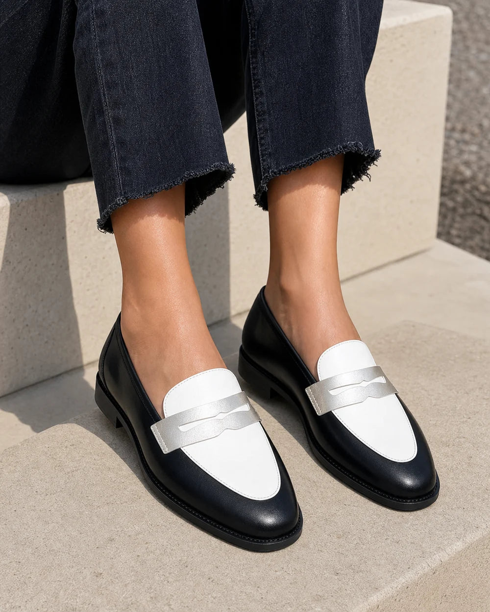 Sorte og hvide loafers med sølvrem — Produktbillede 8