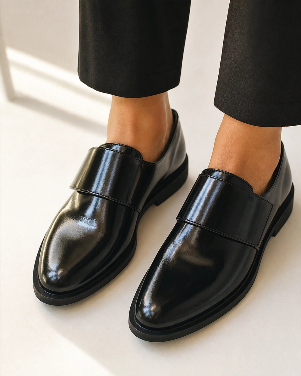 Blank sorte loafers til kvinder med rem — Produktbillede 1