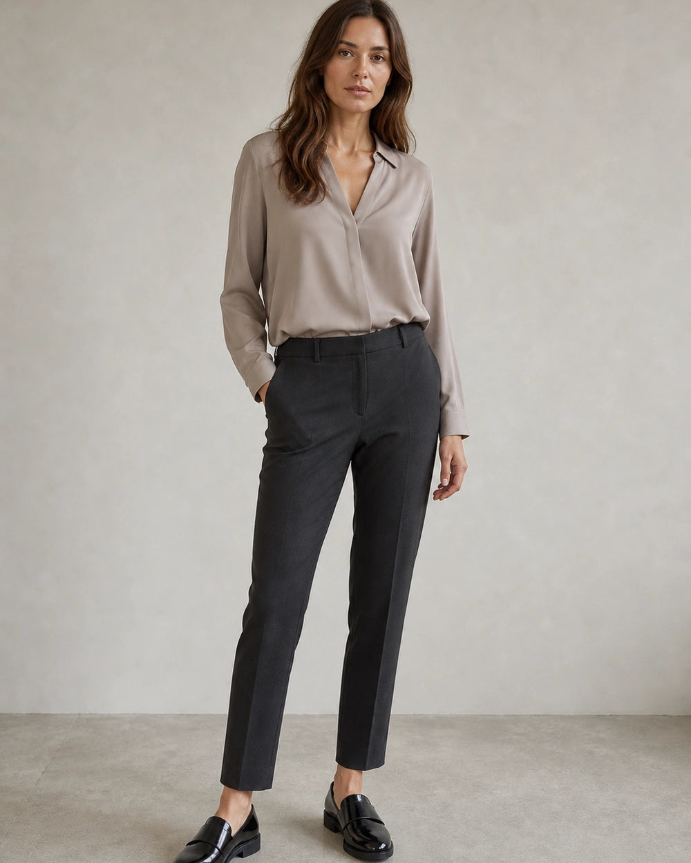 Blank sorte loafers til kvinder med rem — Båret af en model