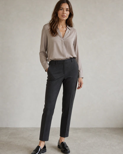 Blank sorte loafers til kvinder med rem — Båret af en model