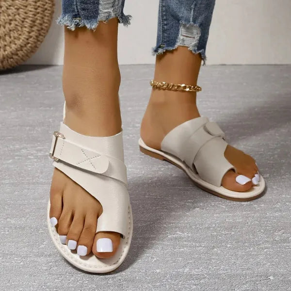 Momount flade sandaler dame – sort læder med tå-ring, spænde og slide-design