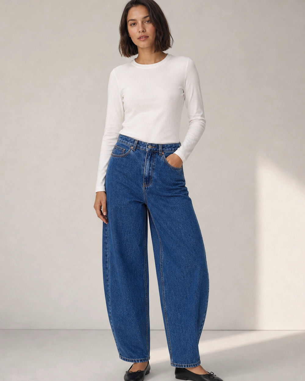 Højtaljede barrel-jeans til kvinder i mellemblå — image