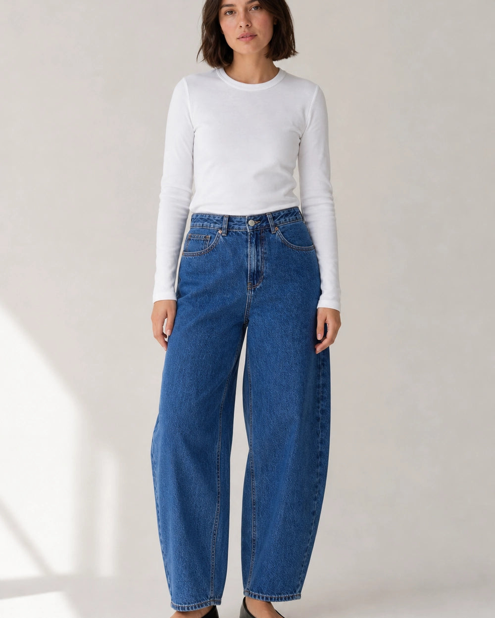 Højtaljede barrel-jeans til kvinder i mellemblå — image