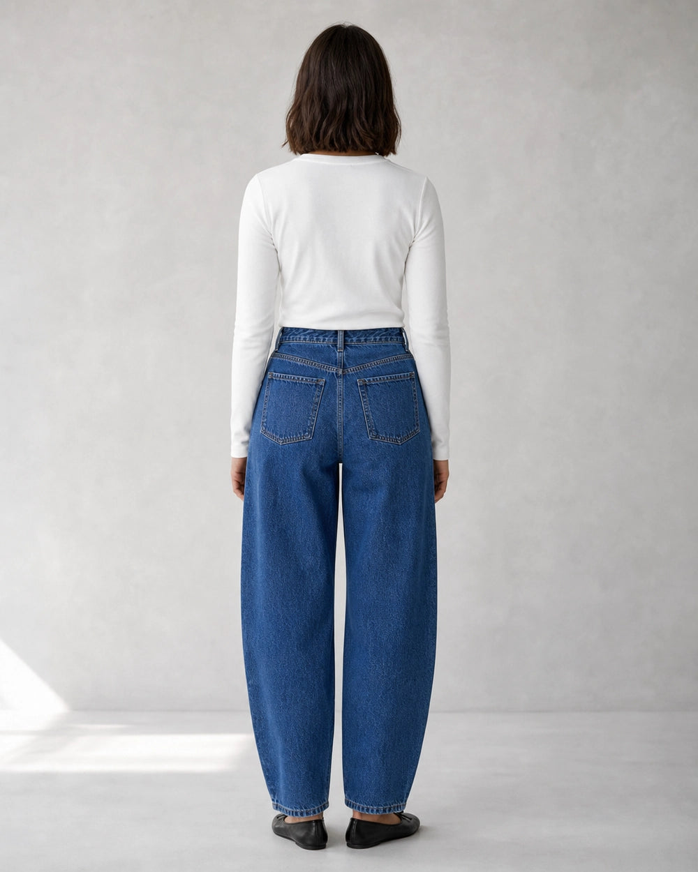Højtaljede barrel-jeans til kvinder i mellemblå — image