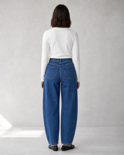 Højtaljede barrel-jeans til kvinder i mellemblå — image