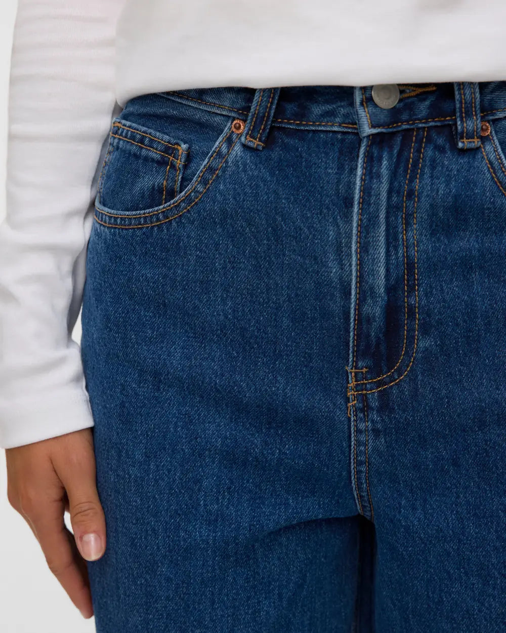 Højtaljede barrel-jeans til kvinder i mellemblå — image